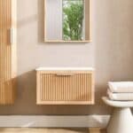 Hangend naturel eiken badkamermeubel 70 cm met één lade en solid surface blad met witte waskom