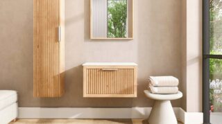 Hangend naturel eiken badkamermeubel 70 cm met één lade en solid surface blad met witte waskom