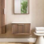 Hangend eiken wastafelmeubel 70 cm met ribbelfront, solid surface blad en ronde witte opbouwwaskom