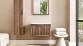 Hangend eiken wastafelmeubel 70 cm met ribbelfront, solid surface blad en ronde witte opbouwwaskom