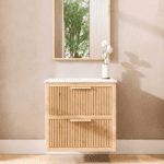 Hangend naturel eiken badkamermeubel 70 cm met twee lades en wit marmer blad met witte waskom