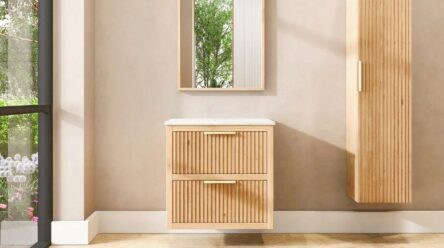 Hangend donker eiken badkamermeubel 70 cm met twee lades en wit marmer blad met witte waskom