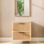 Hangend naturel eiken badkamermeubel 70 cm met twee lades en naturel eiken blad met witte waskom