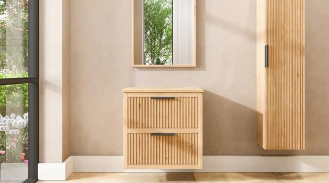 Hangend naturel eiken badkamermeubel 70 cm met twee lades en naturel eiken blad met witte waskom
