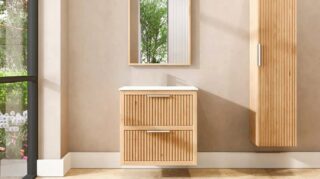 Hangend naturel eiken badkamermeubel 70 cm met ribbelfront, twee lades en solid surface blad met witte waskom