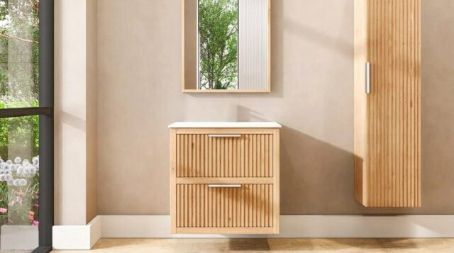 Hangend naturel eiken badkamermeubel 70 cm met ribbelfront, twee lades en solid surface blad met witte waskom