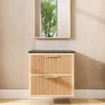 Compact eiken wastafelmeubel 70 cm met ribbelfront, twee lades en granieten blad met witte waskom
