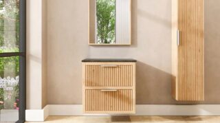 Compact eiken wastafelmeubel 70 cm met ribbelfront, twee lades en granieten blad met witte waskom