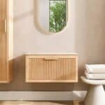 Modern hangend eiken badkamermeubel 80 cm met ribbelfront, één lade en limestone blad met keramische waskom