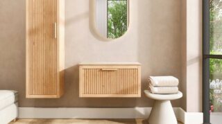 Modern hangend eiken badkamermeubel 80 cm met ribbelfront, één lade en limestone blad met keramische waskom