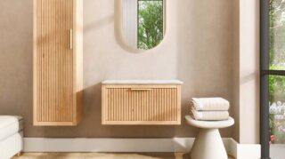 Hangend modern naturel eiken badkamermeubel 80 cm met vlak front, één lade en marmer blad met waskom