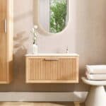 Hangend naturel eiken badkamermeubel 80 cm met één lade en solid surface blad met witte waskom
