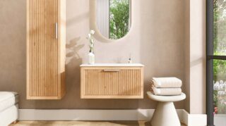 Hangend naturel eiken badkamermeubel 80 cm met één lade en solid surface blad met witte waskom