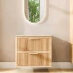 Hangend naturel eiken badkamermeubel 80 cm met twee lades en beige limestone wastafel