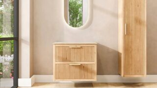Hangend naturel eiken badkamermeubel 80 cm met twee lades en beige limestone wastafel