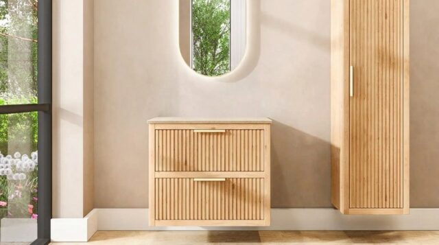 Hangend naturel eiken badkamermeubel 80 cm met twee lades en beige limestone wastafel