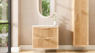 Hangend naturel eiken badkamermeubel 80 cm met twee lades en wit marmer blad met witte waskom