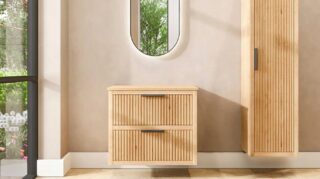 Hangend naturel eiken badkamermeubel 80 cm met twee lades en naturel eiken blad met witte waskom