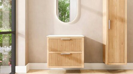 Hangend naturel eiken badkamermeubel 80 cm met ribbelfront, twee lades en solid surface blad met witte waskom