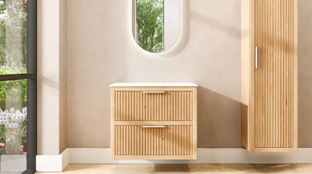 Hangend naturel eiken badkamermeubel 80 cm met ribbelfront, twee lades en solid surface blad met witte waskom