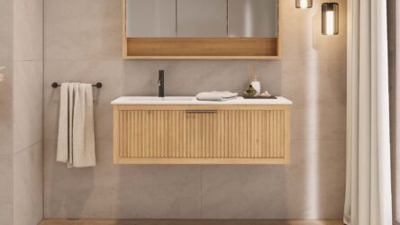 Hangend naturel eiken badkamermeubel 60 cm met één lade en mat beige mineraalstenen wastafel