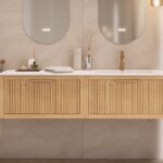 Hangend naturel eiken badkamermeubel 120 cm met twee lades en dubbele mat beige mineraalstenen wastafel