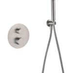Moderne thermostatische inbouwdoucheset in geborsteld nikkel, voorzien van een hoofddouche van Ø25 cm en een losse handdoucheset. Uitgevoerd met muuraansluiting. Verkrijgbaar in 6 kleuren en geleverd met 5 jaar garantie.