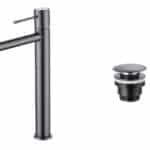 Moderne hoge wastafelkraan in black gun metal voor een badmeubel met waskom, geleverd als complete set inclusief bijpassende clickwaste met duurzame PVD-coating. De clickwaste is een handige pop-up afvoer die je eenvoudig opent en sluit door erop te