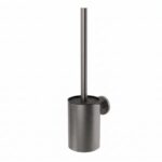 Strakke toiletborstel met wandhouder uit de Grav serie, uitgevoerd in black gun metal met duurzame PVD-coating. Voor wandmontage. De afwerking sluit exact aan bij de black gun metal PVD-afwerking van de Van Heck kranen.