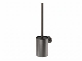 Strakke toiletborstel met wandhouder uit de Grav serie, uitgevoerd in black gun metal met duurzame PVD-coating. Voor wandmontage. De afwerking sluit exact aan bij de black gun metal PVD-afwerking van de Van Heck kranen.