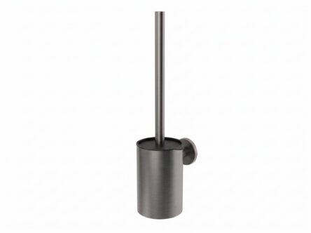 Strakke toiletborstel met wandhouder uit de Grav serie, uitgevoerd in black gun metal met duurzame PVD-coating. Voor wandmontage. De afwerking sluit exact aan bij de black gun metal PVD-afwerking van de Van Heck kranen.