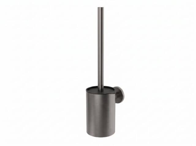 Strakke toiletborstel met wandhouder uit de Grav serie, uitgevoerd in black gun metal met duurzame PVD-coating. Voor wandmontage. De afwerking sluit exact aan bij de black gun metal PVD-afwerking van de Van Heck kranen.