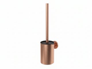 Strakke toiletborstel met wandhouder uit de Grav serie, uitgevoerd in geborsteld koper met duurzame PVD-coating. Voor wandmontage. De afwerking sluit exact aan bij de geborsteld koperen PVD-afwerking van de Van Heck kranen.