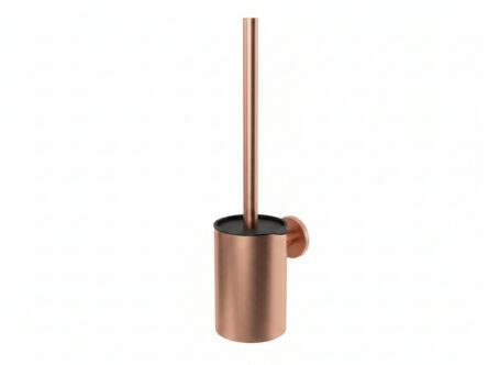 Strakke toiletborstel met wandhouder uit de Grav serie, uitgevoerd in geborsteld koper met duurzame PVD-coating. Voor wandmontage. De afwerking sluit exact aan bij de geborsteld koperen PVD-afwerking van de Van Heck kranen.