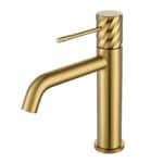 Stijlvolle lage wastafelkraan in geborsteld goud, ontworpen voor gebruik bij een badmeubel met wastafel. Voorzien van een duurzame PVD-coating, 5 jaar garantie en verkrijgbaar in 6 kleuren. Kenmerkend voor de Toscana serie is het gedraaide reliëf op