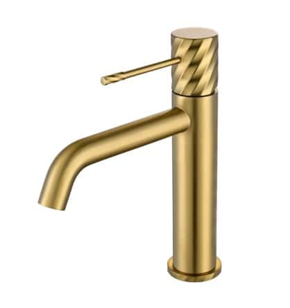 Stijlvolle lage wastafelkraan in geborsteld goud, ontworpen voor gebruik bij een badmeubel met wastafel. Voorzien van een duurzame PVD-coating, 5 jaar garantie en verkrijgbaar in 6 kleuren. Kenmerkend voor de Toscana serie is het gedraaide reliëf op