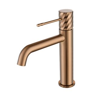 Stijlvolle lage wastafelkraan in geborsteld koper, ontworpen voor gebruik bij een badmeubel met wastafel. Voorzien van een duurzame PVD-coating, 5 jaar garantie en verkrijgbaar in 6 kleuren. Kenmerkend voor de Toscana serie is het gedraaide reliëf op