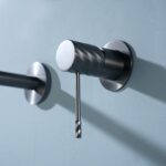 Moderne muurwastafelkraan in black gun metal voor wandmontage boven een wastafel of waskom. Voorzien van een duurzame PVD-coating, 5 jaar garantie en verkrijgbaar in 6 kleuren. Kenmerkend voor de Toscana serie is het gedraaide reliëf op de bediening: