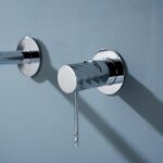 Moderne muurwastafelkraan in chroom voor wandmontage boven een wastafel of waskom. Voorzien van 5 jaar garantie en verkrijgbaar in 6 kleuren. Kenmerkend voor de Toscana serie is het gedraaide reliëf op de bediening: een subtiel motief dat zorgt voor
