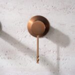 Moderne muurwastafelkraan in geborsteld koper voor wandmontage boven een wastafel of waskom. Voorzien van een duurzame PVD-coating, 5 jaar garantie en verkrijgbaar in 6 kleuren. Kenmerkend voor de Toscana serie is het gedraaide reliëf op de bediening