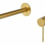 Moderne muurwastafelkraan in geborsteld goud voor wandmontage boven een wastafel of waskom. Voorzien van een duurzame PVD-coating, 5 jaar garantie en verkrijgbaar in 6 kleuren. Kenmerkend voor de Toscana serie is het gedraaide reliëf op de bediening: