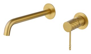 Moderne muurwastafelkraan in geborsteld goud voor wandmontage boven een wastafel of waskom. Voorzien van een duurzame PVD-coating, 5 jaar garantie en verkrijgbaar in 6 kleuren. Kenmerkend voor de Toscana serie is het gedraaide reliëf op de bediening: