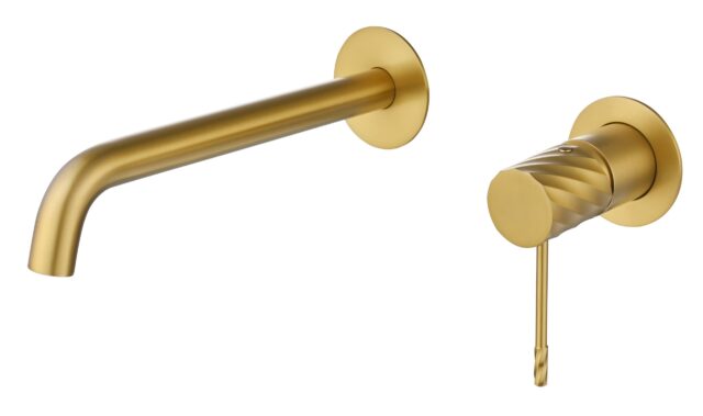 Moderne muurwastafelkraan in geborsteld goud voor wandmontage boven een wastafel of waskom. Voorzien van een duurzame PVD-coating, 5 jaar garantie en verkrijgbaar in 6 kleuren. Kenmerkend voor de Toscana serie is het gedraaide reliëf op de bediening:
