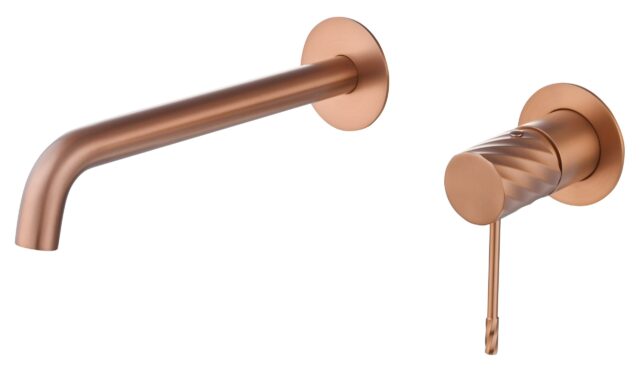 Moderne muurwastafelkraan in geborsteld koper voor wandmontage boven een wastafel of waskom. Voorzien van een duurzame PVD-coating, 5 jaar garantie en verkrijgbaar in 6 kleuren. Kenmerkend voor de Toscana serie is het gedraaide reliëf op de bediening