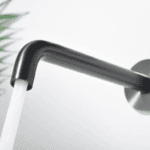 Moderne muurwastafelkraan in black gun metal voor wandmontage boven een wastafel of waskom, geleverd als complete set inclusief bijpassende clickwaste met duurzame PVD-coating. De clickwaste is een handige pop-up afvoer die je eenvoudig opent en slui