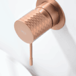 Moderne muurwastafelkraan in geborsteld koper voor wandmontage boven een wastafel of waskom, geleverd als complete set inclusief bijpassende clickwaste met duurzame PVD-coating. De clickwaste is een handige pop-up afvoer die je eenvoudig opent en slu