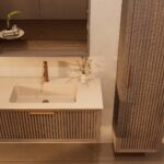 Het Riva badkamermeubel 100 in donker eiken ademt luxe en rust. Massief eiken met groevenfront, hoogwaardige softclose lades en een mat beige Mineraalsteen wastafel. De wastafel kan met of zonder kraangaten worden geleverd.