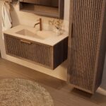 Het Riva badkamermeubel 100 in donker eiken ademt luxe en rust. Massief eiken met groevenfront, hoogwaardige softclose lades en een mat beige Mineraalsteen wastafel. De wastafel kan met of zonder kraangaten worden geleverd.