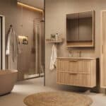 Het Riva badkamermeubel 100 in naturel eiken combineert ambachtelijk vakmanschap met moderne luxe. Gemaakt van massief eiken met ribbelfront, twee softclose lades en een mat beige Mineraalsteen wastafel. De wastafel kan met of zonder kraangaten worde