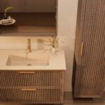 Het Riva badkamermeubel 100 in donker eiken ademt luxe en rust. Massief eiken met groevenfront, twee hoogwaardige softclose lades en een mat beige Mineraalsteen wastafel. De wastafel kan met of zonder kraangaten worden geleverd.